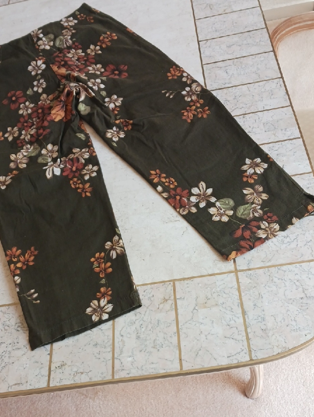 VINTAGE Capri Pants/"Cache".,sz Small, Olive Color/ Muti Florals Design..NEW - Picture 13 of 16